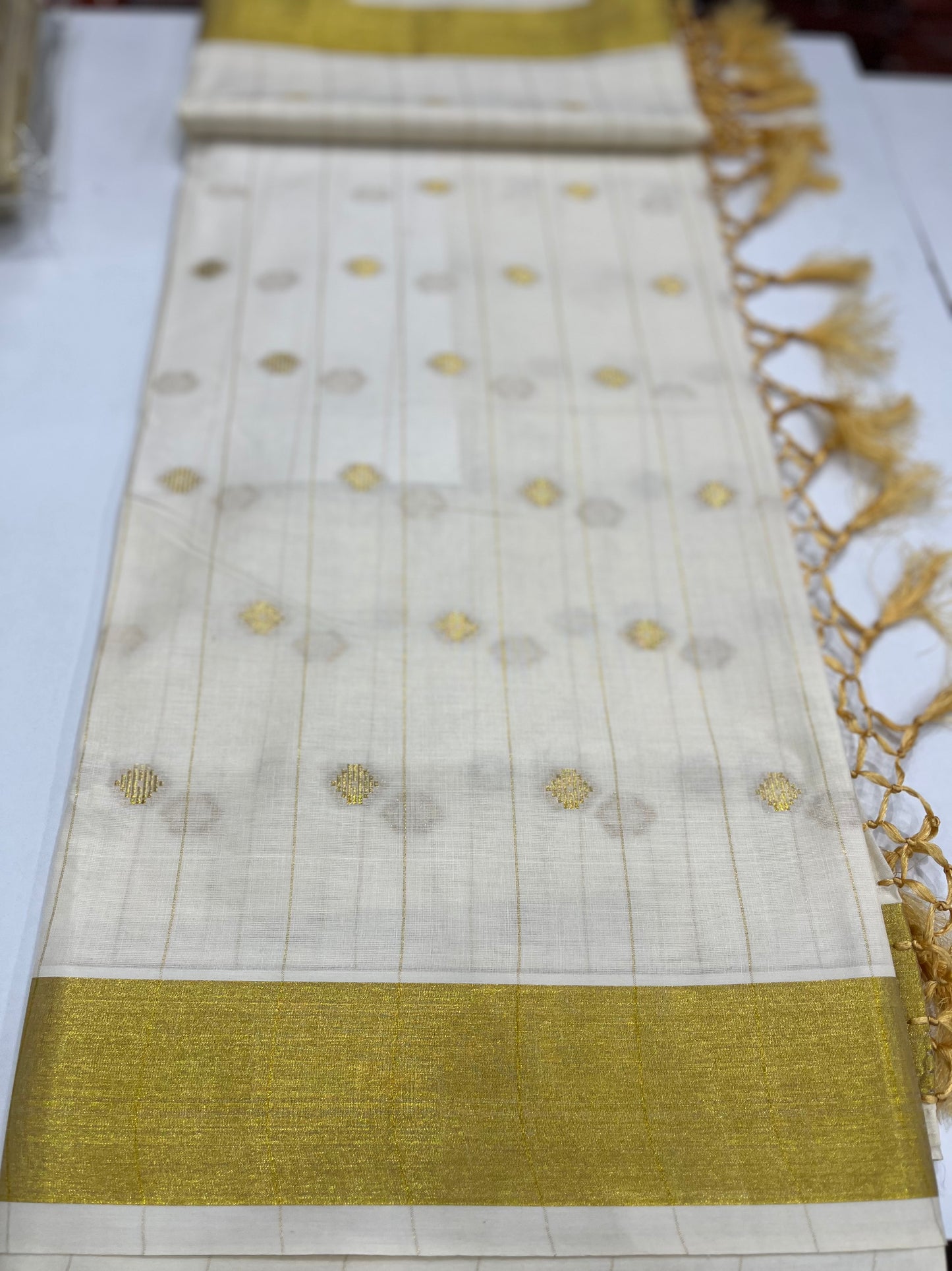 Cotton Kasavu Setsaree With Buttas