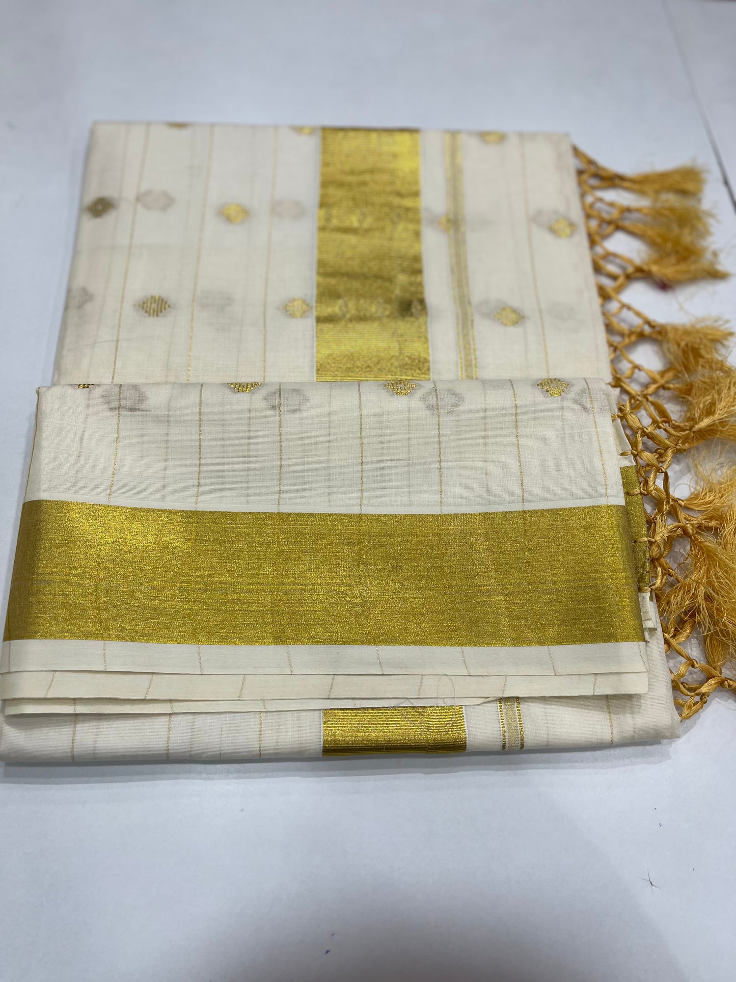 Cotton Kasavu Setsaree With Buttas